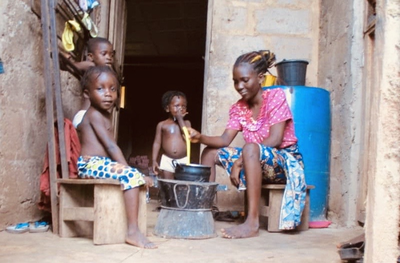 FEDA compensa totes les emissions directes amb un projecte per reduir l’ús del carbó vegetal a Nigèria
