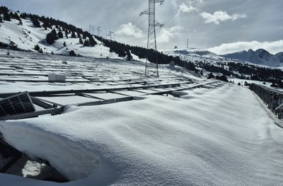 L’acumulació de neu malmet el parc solar de Grau Roig 